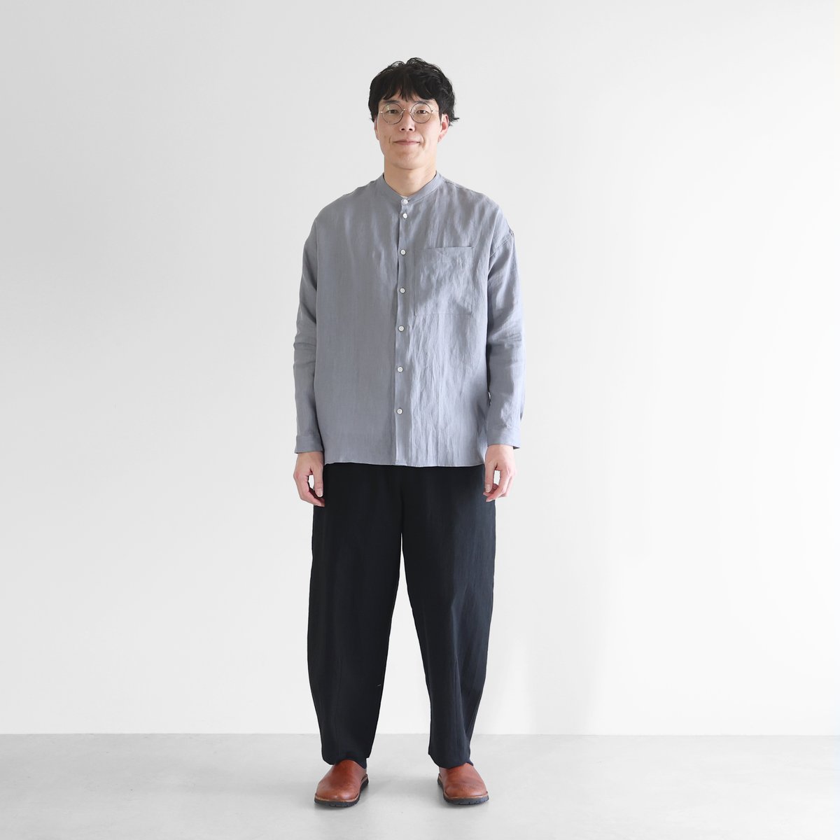 しっとり落ち着た色味！Ｌ以上の方から一度着たら実感！楽！ シャトルリネンバンドカラーオーバーシャツL（スチールグレー