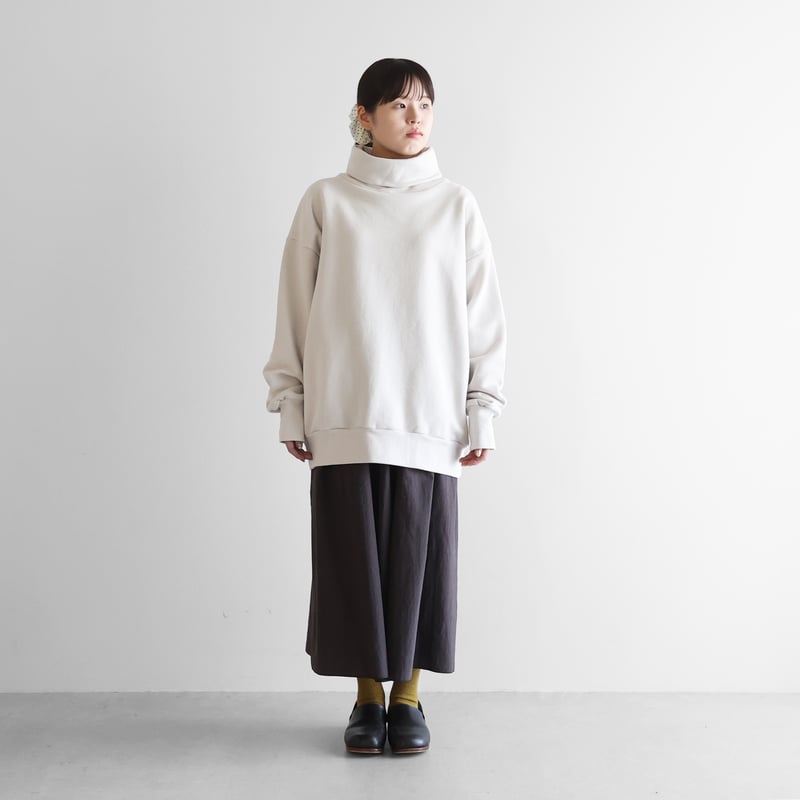 HUIS in house］SUVINスウェットタートルプルオーバー（ホワイトグレー