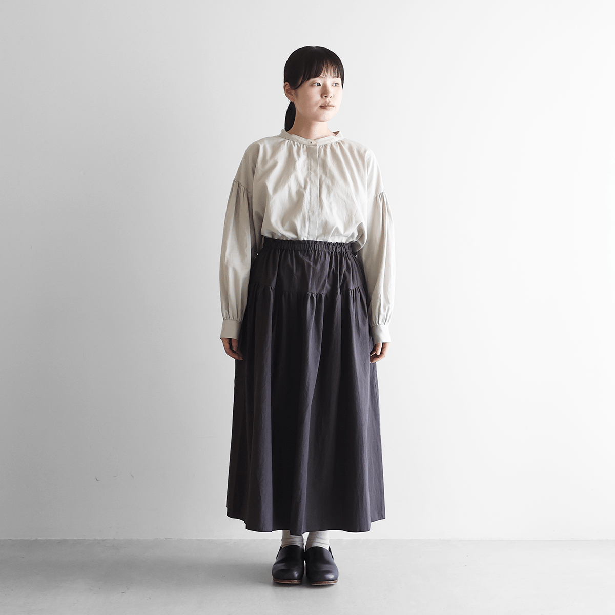 綿ウールタイプライタークロス2段ギャザースカート（ダークグレー