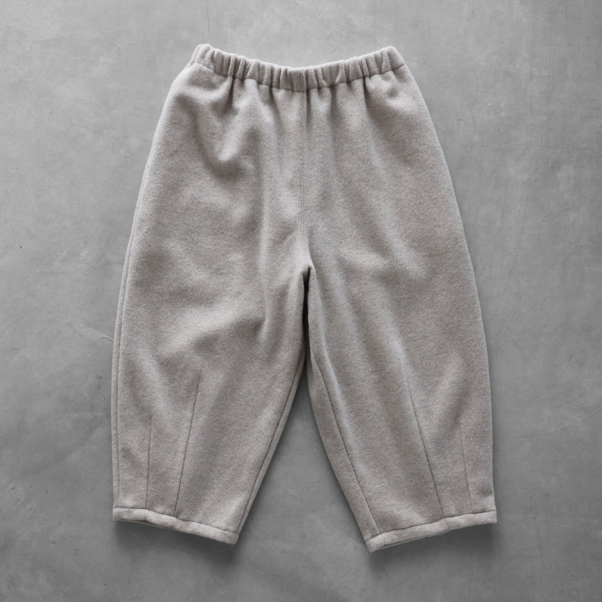 千歳ウールの縮絨 HUIS×尾州”縮絨ウールフランネルバルーンパンツ（グレージュ）【ユニ