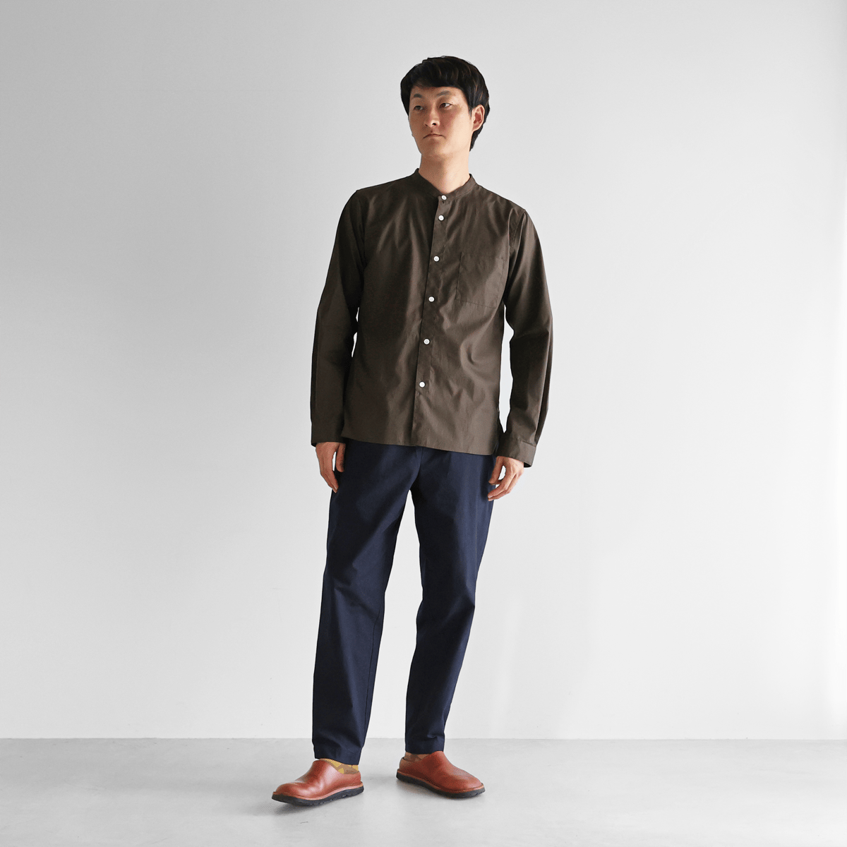 ギザコットンブロードバンドカラーシャツ（アースブラウングレー
