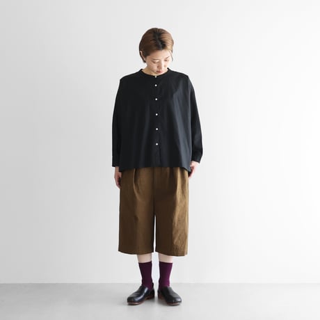 【HUIS.】 綿ウールタイプライタークロススカートパンツ ダークカーキ HUIS.】 綿ウールタイプライタークロススカートパンツ ダークカーキ