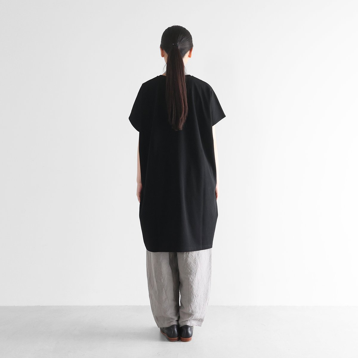 HUIS in house］綿麻天竺半袖Vネックワンピース（ブラック）【レディス
