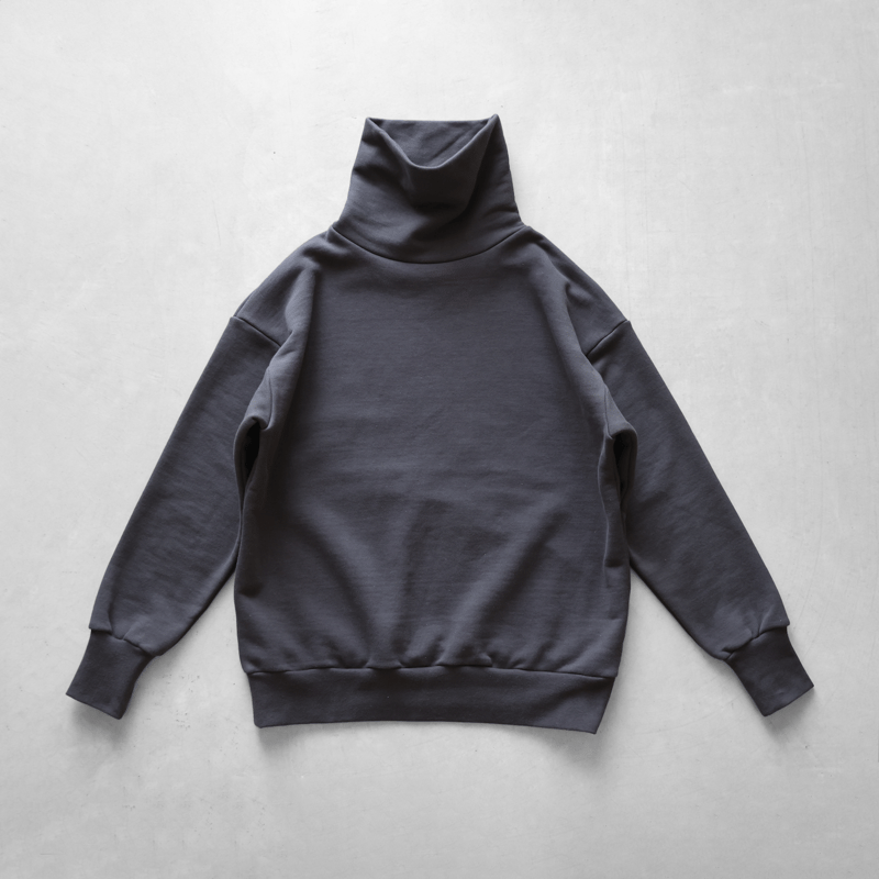 HUIS in house］SUVINスウェットタートルプルオーバー（ダークグレー