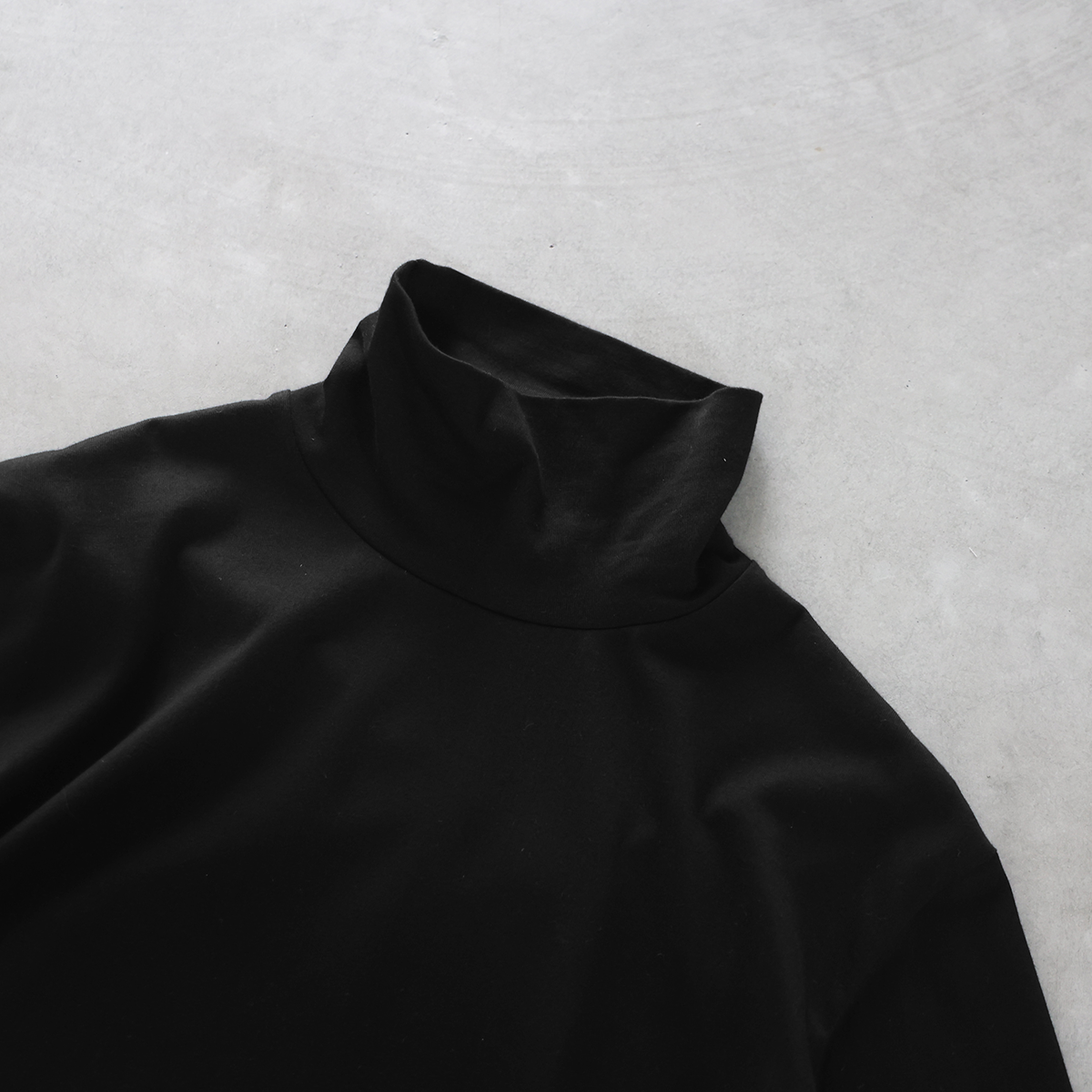 HUIS in house］SUVIN COTTON長袖タートルネックカットソー（ブラック）