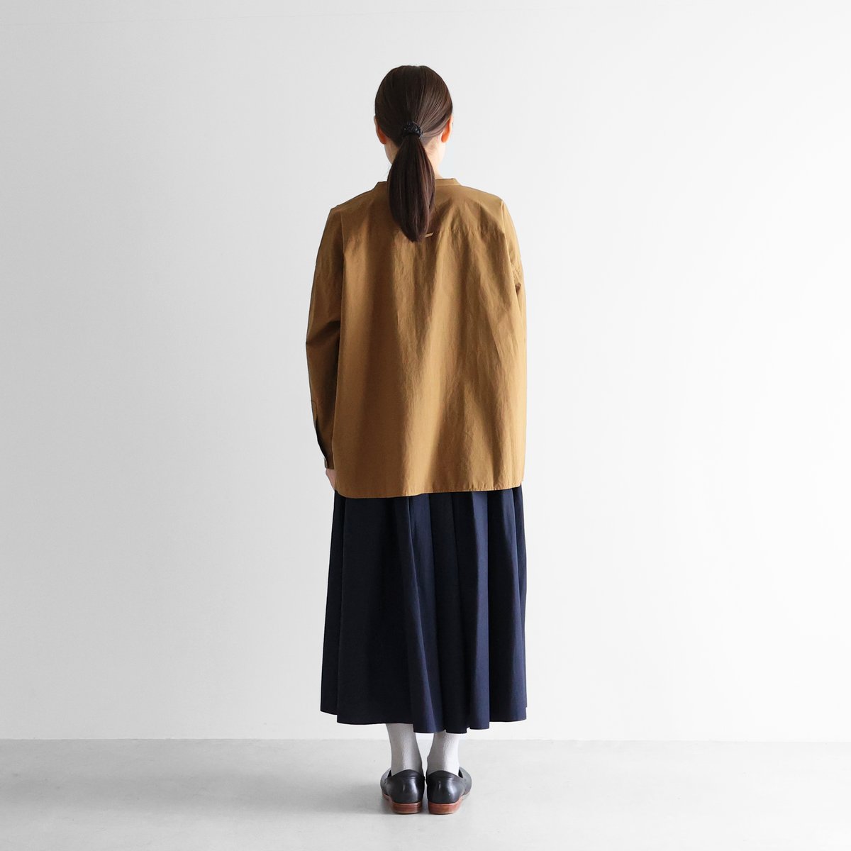 オーガニックコットンバンドカラーワイドブラウス（キャメル