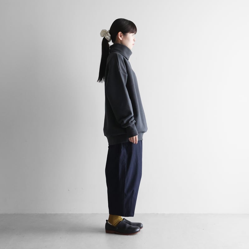 HUIS in house］SUVINスウェットタートルプルオーバー（ダークグレー