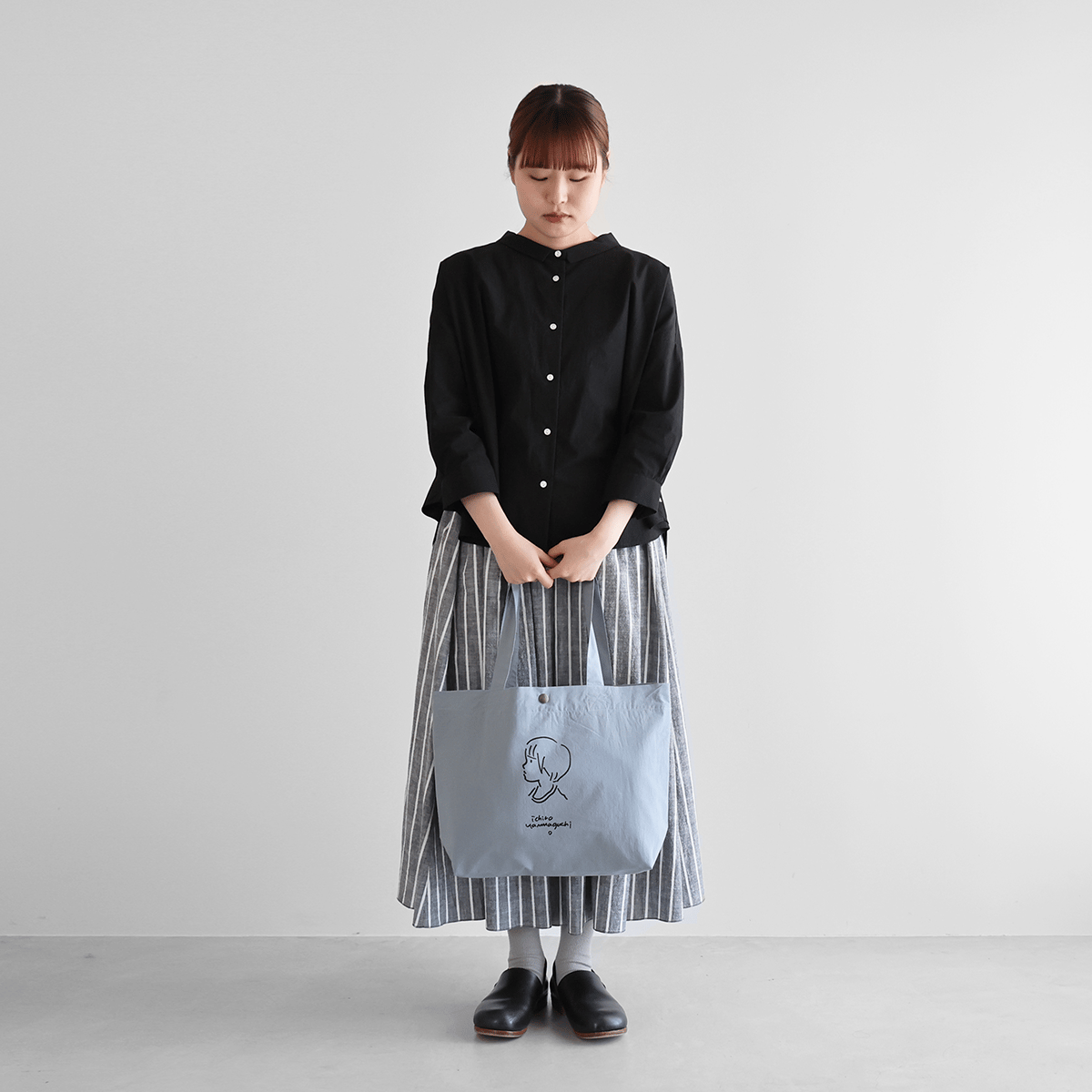 山口一郎×HUIS”限定トートバッグ【girl 女の子】（ブルーグレー