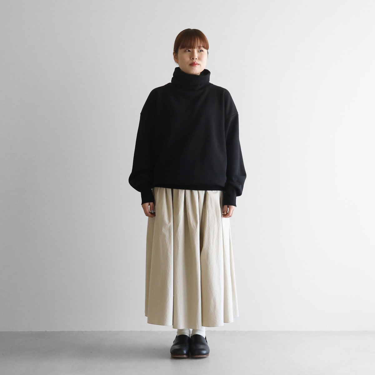 HUIS in house］SUVINスウェットタートルプルオーバー（ブラック