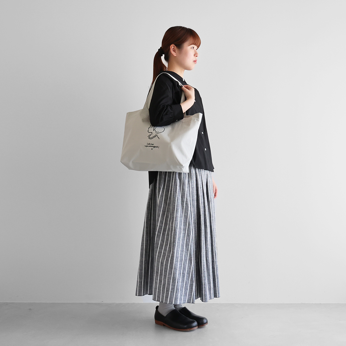EDYHバッグ グレー ホワイト 山口一郎×HUIS”限定トートバッグ【girl 女の子】（ミストグレー