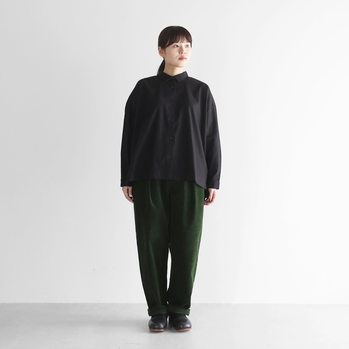シャトルコーデュロイセミワイドパンツ（太畝・エバーグリーン）【ユニ