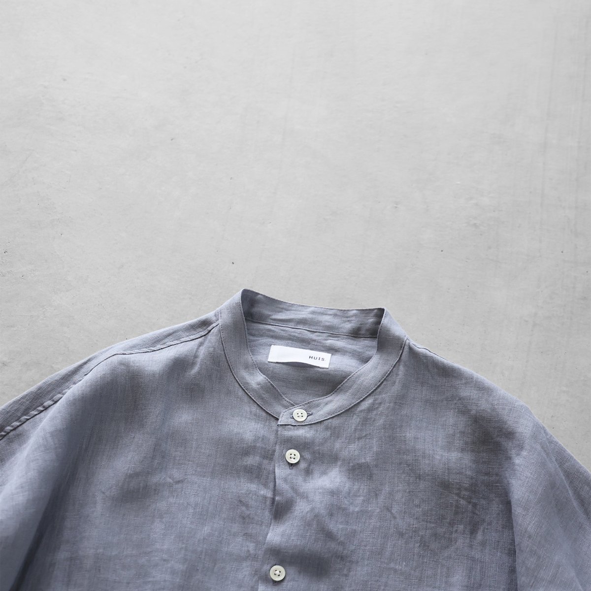 シャトルリネンバンドカラーオーバーシャツ（スチールグレー）【ユニ