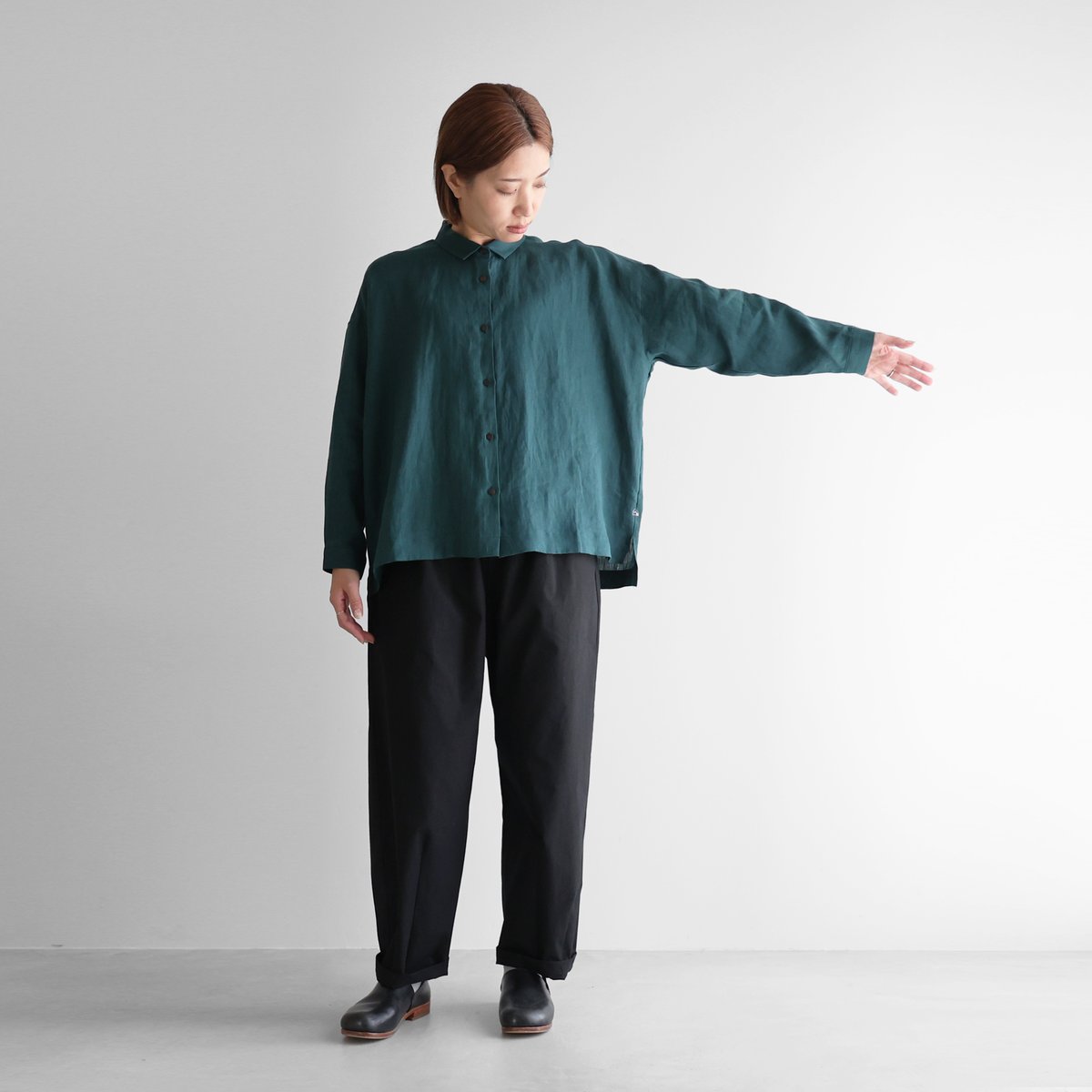 シャトルリネンタックブラウス（ブラック）【レディス】U113 | HUIS onlinestore