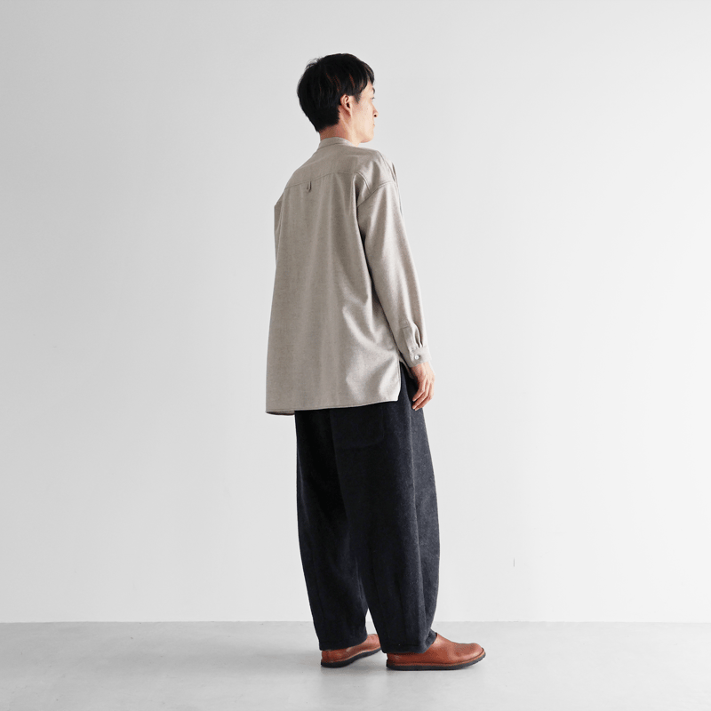 HUIS×尾州”ウールトロバンドカラーオーバーシャツ（ミルクティ）【ユニ