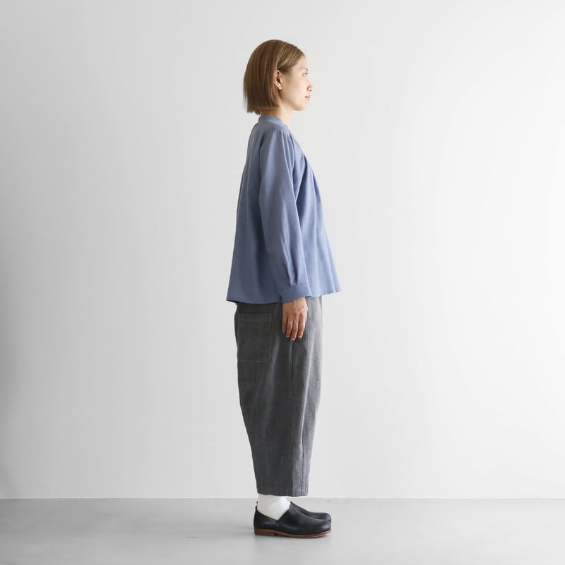 ウォッシャブルウールタックブラウス（グレイッシュブルー