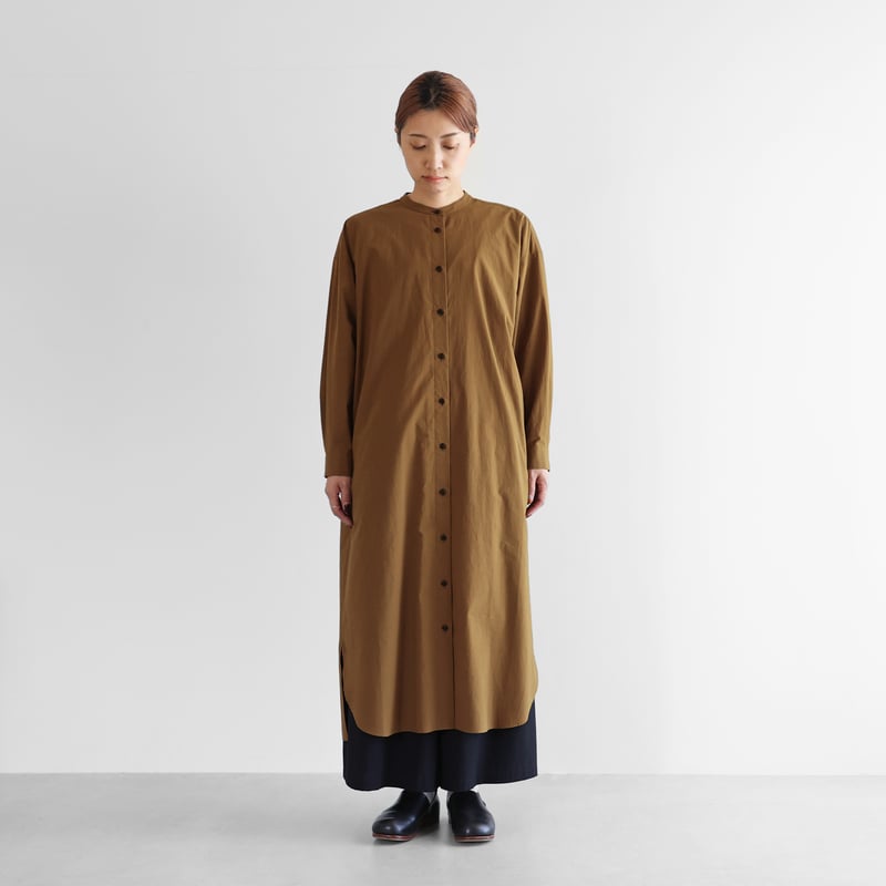オーガニックコットンバンドカラーシャツロングワンピース（キャメル
