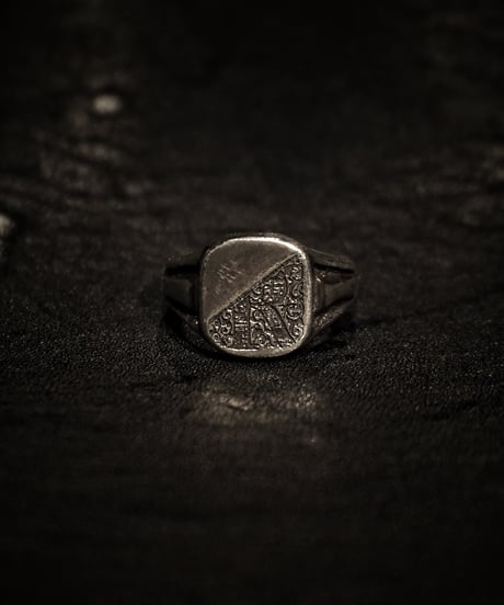 Signet Ring in Calligraphy Half Engraved ‘R’ : Made of sterling silver