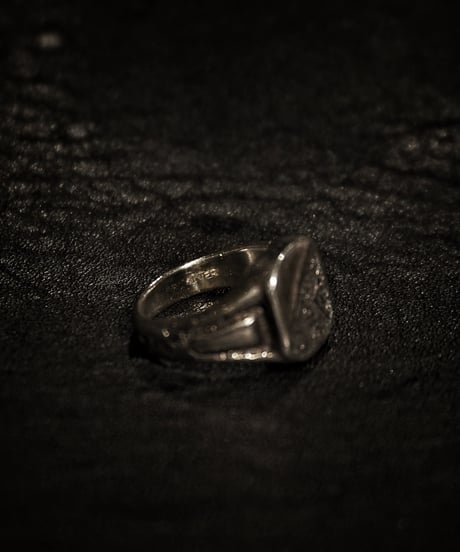 Signet Ring in Calligraphy Half Engraved ‘R’ : Made of sterling silver