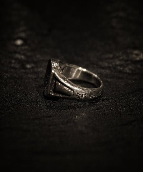 Signet Ring in Calligraphy Half Engraved ‘R’ : Made of sterling silver