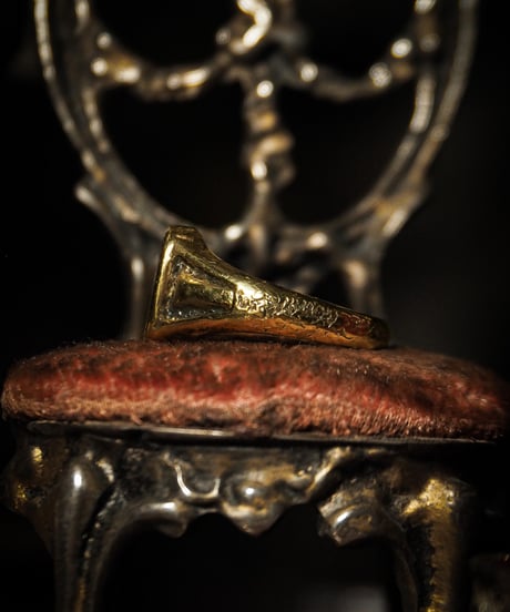 Signet Ring in Calligraphy Half Engraved ‘R’ : Made of 18K Gold Plated