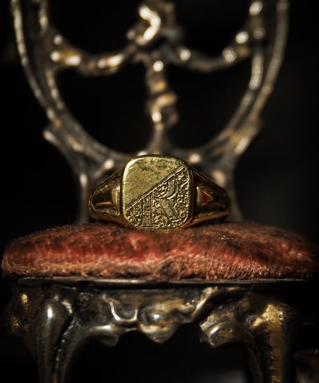 Signet Ring in Calligraphy Half Engraved ‘R’ : Made of 18K Gold Plated