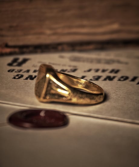 Signet Ring in Calligraphy Half Engraved ‘R’ : Made of 18K Gold Plated