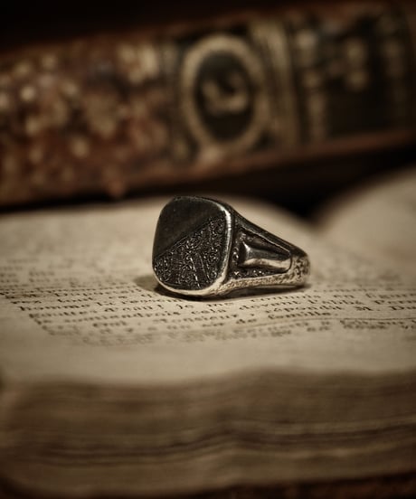 Signet Ring in Calligraphy Half Engraved ‘R’ : Made of sterling silver