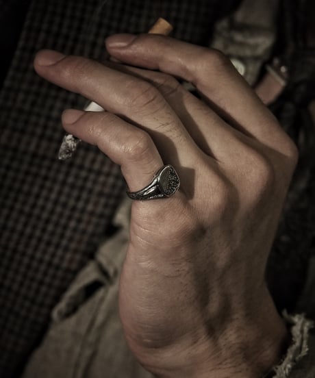 Signet Ring in Calligraphy Half Engraved ‘R’ : Made of sterling silver
