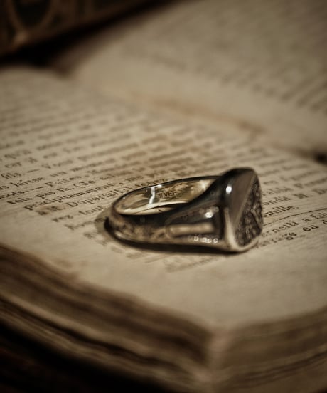 Signet Ring in Calligraphy Half Engraved ‘R’ : Made of sterling silver