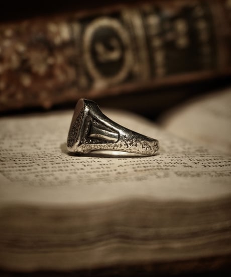 Signet Ring in Calligraphy Half Engraved ‘R’ : Made of sterling silver