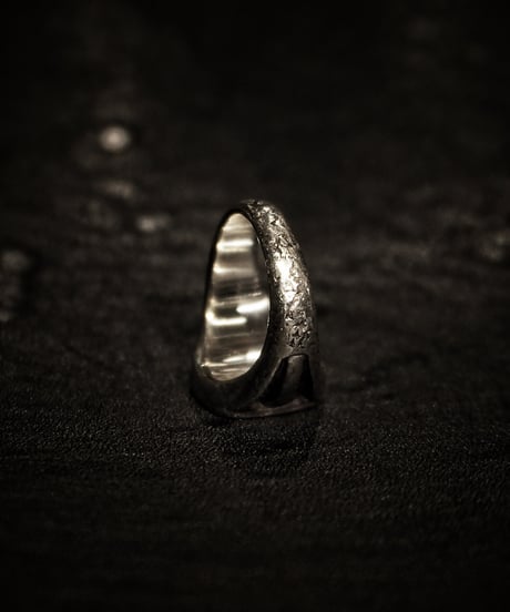 Signet Ring in Calligraphy Half Engraved ‘R’ : Made of sterling silver