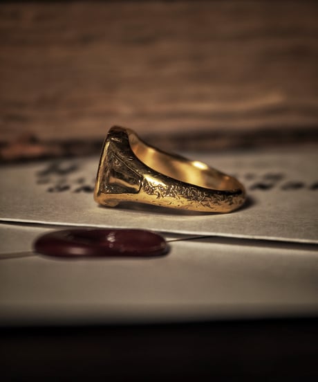 Signet Ring in Calligraphy Half Engraved ‘R’ : Made of 18K Gold Plated