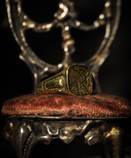 Signet Ring in Calligraphy Half Engraved ‘R’ : Made of 18K Gold Plated