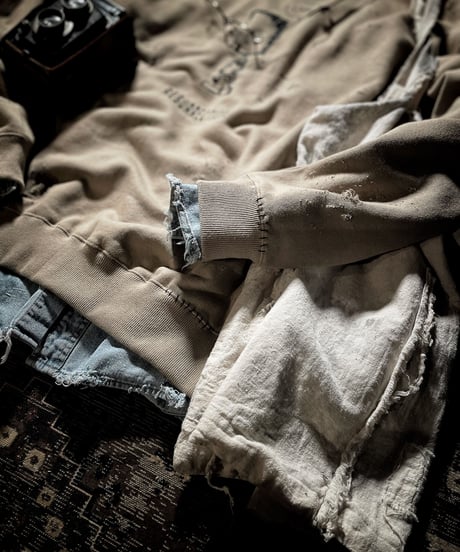 I THINK,,, character sweat shirt (SAND BEIGE)