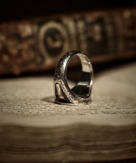 Signet Ring in Calligraphy Half Engraved ‘R’ : Made of sterling silver