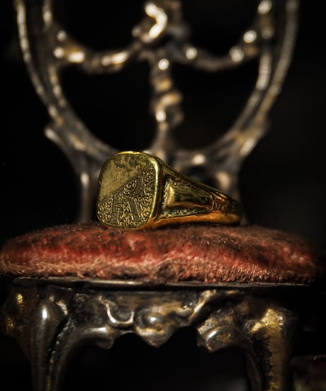 Signet Ring in Calligraphy Half Engraved ‘R’ : Made of 18K Gold Plated
