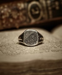 Signet Ring in Calligraphy Half Engraved ‘R’ : Made of sterling silver
