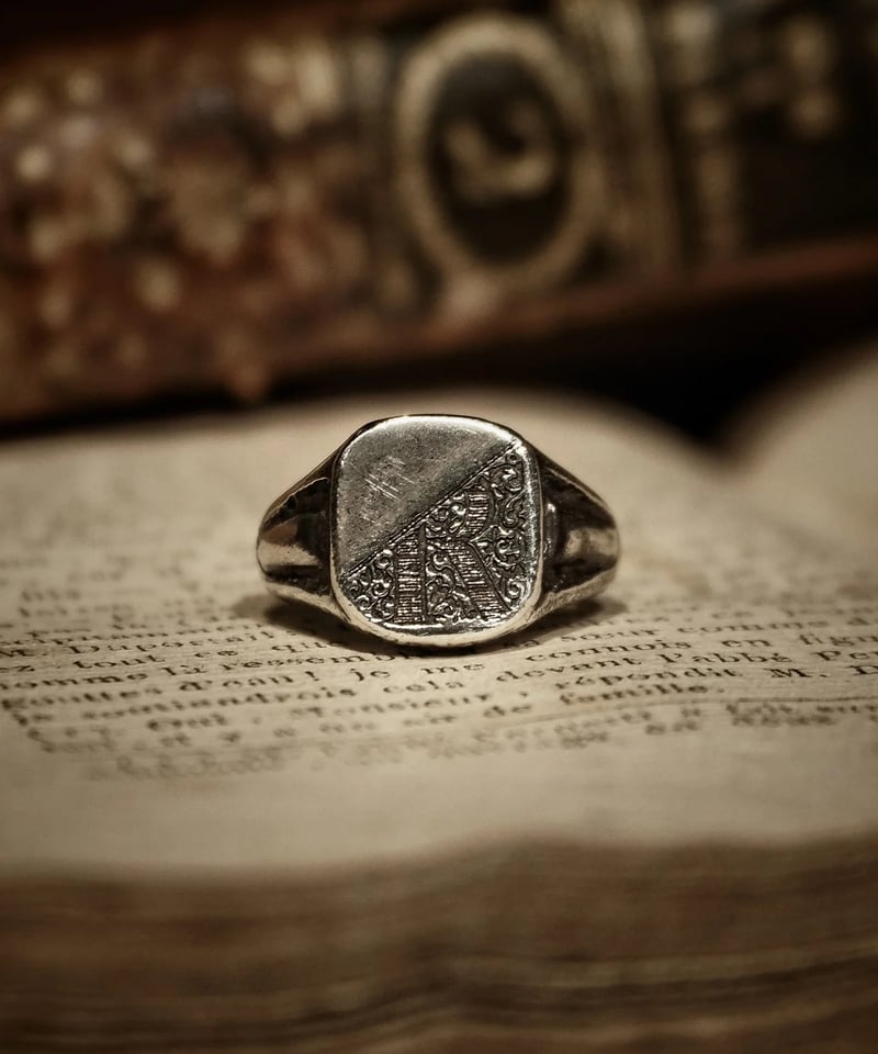 Signet Ring in Calligraphy Half Engraved 'R' :