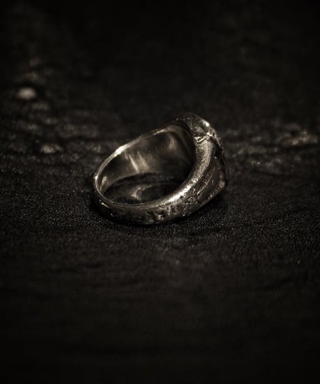 Signet Ring in Calligraphy Half Engraved ‘R’ : Made of sterling silver