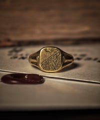 Signet Ring in Calligraphy Half Engraved ‘R’ : Made of 18K Gold Plated