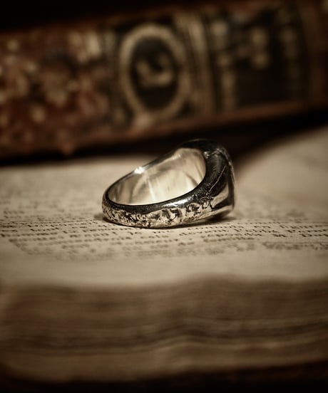 Signet Ring in Calligraphy Half Engraved ‘R’ : Made of sterling silver
