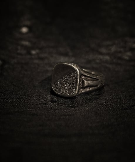 Signet Ring in Calligraphy Half Engraved ‘R’ : Made of sterling silver