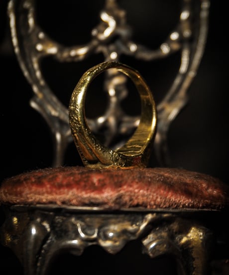 Signet Ring in Calligraphy Half Engraved ‘R’ : Made of 18K Gold Plated