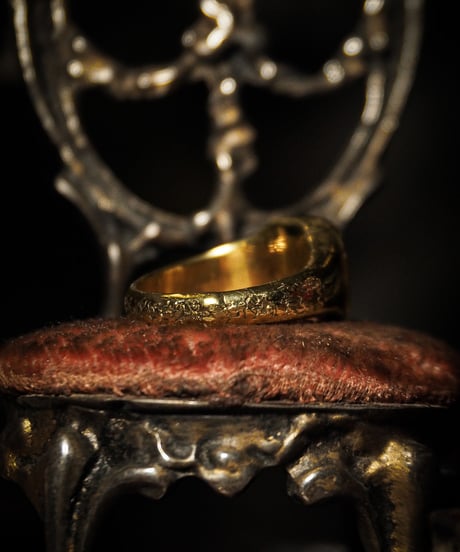 Signet Ring in Calligraphy Half Engraved ‘R’ : Made of 18K Gold Plated