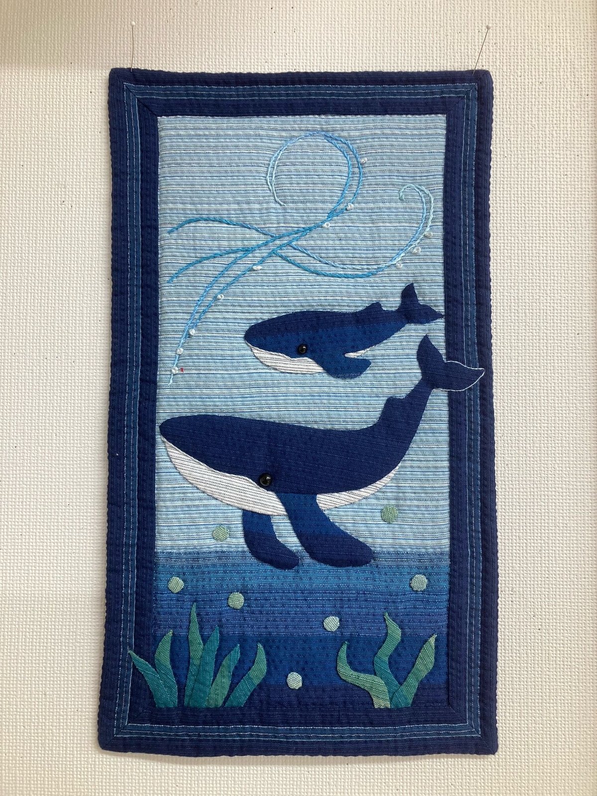 阿波しじら織 くじらのミニタペストリー | パッチワークのお店 ダックリン