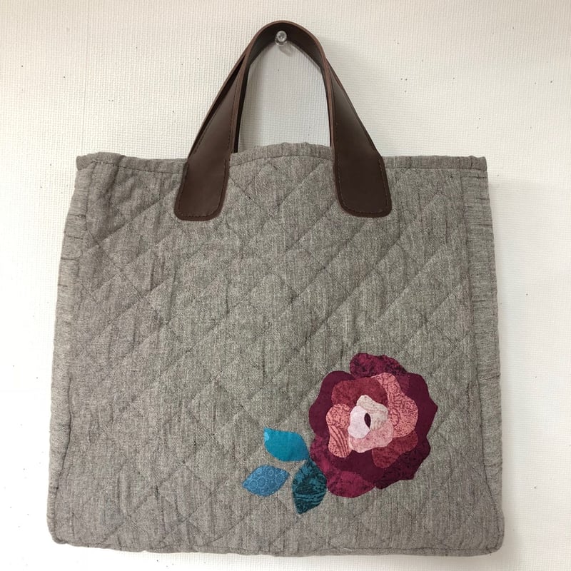 み*ん様 薔薇のパッチワーク フリルトートバッグ アップリケの手提げ（ピンクのバラ） | パッチワークのお店 ダックリン