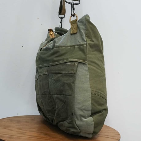 1950年代 50's アメリカ軍 USアーミーのスリーピングバッグ生地 リメイクショルダーバッグ(ヘルメットバッグ)  Sサイズ【T.K GARMENT SUPPLY】