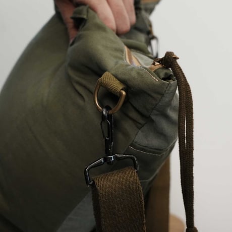 1950年代 50's アメリカ軍 USアーミーのスリーピングバッグ生地 リメイクショルダーバッグ(ヘルメットバッグ)  Sサイズ【T.K GARMENT SUPPLY】