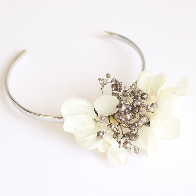 Ichijiku. 1/f】 紫陽花×かすみ草メタルバングル | albino