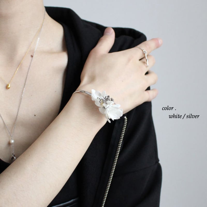 Ichijiku. 1/f】 紫陽花×かすみ草メタルバングル | albino